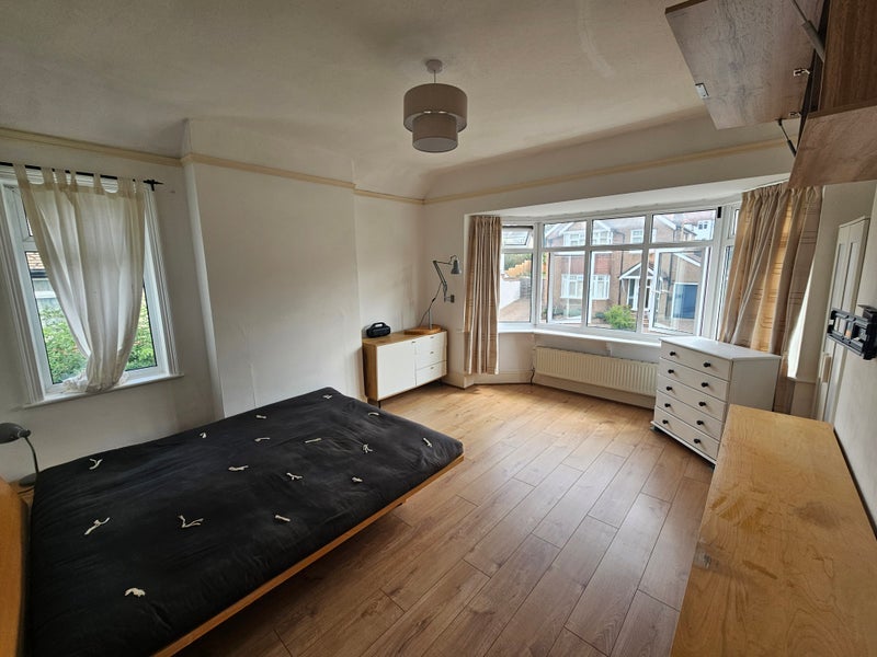 Room Reddown Road in Greater London