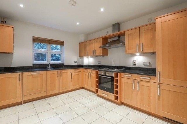 Flat Charters Road in Ascot