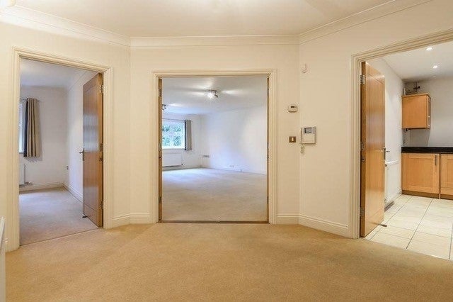 Flat Charters Road in Ascot