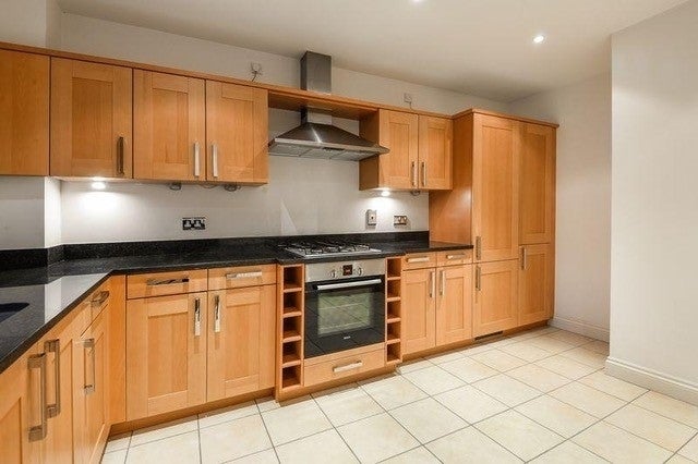 Flat Charters Road in Ascot