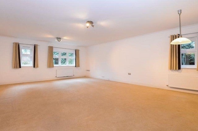 Flat Charters Road in Ascot