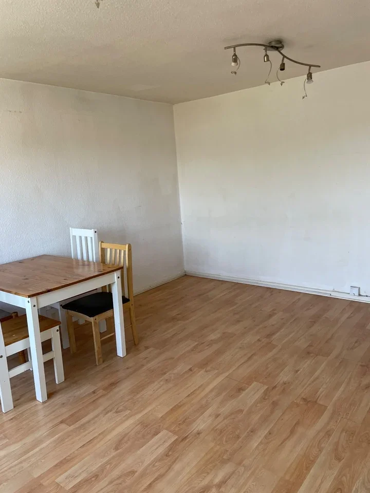 Flat Effingham Road in Greater London