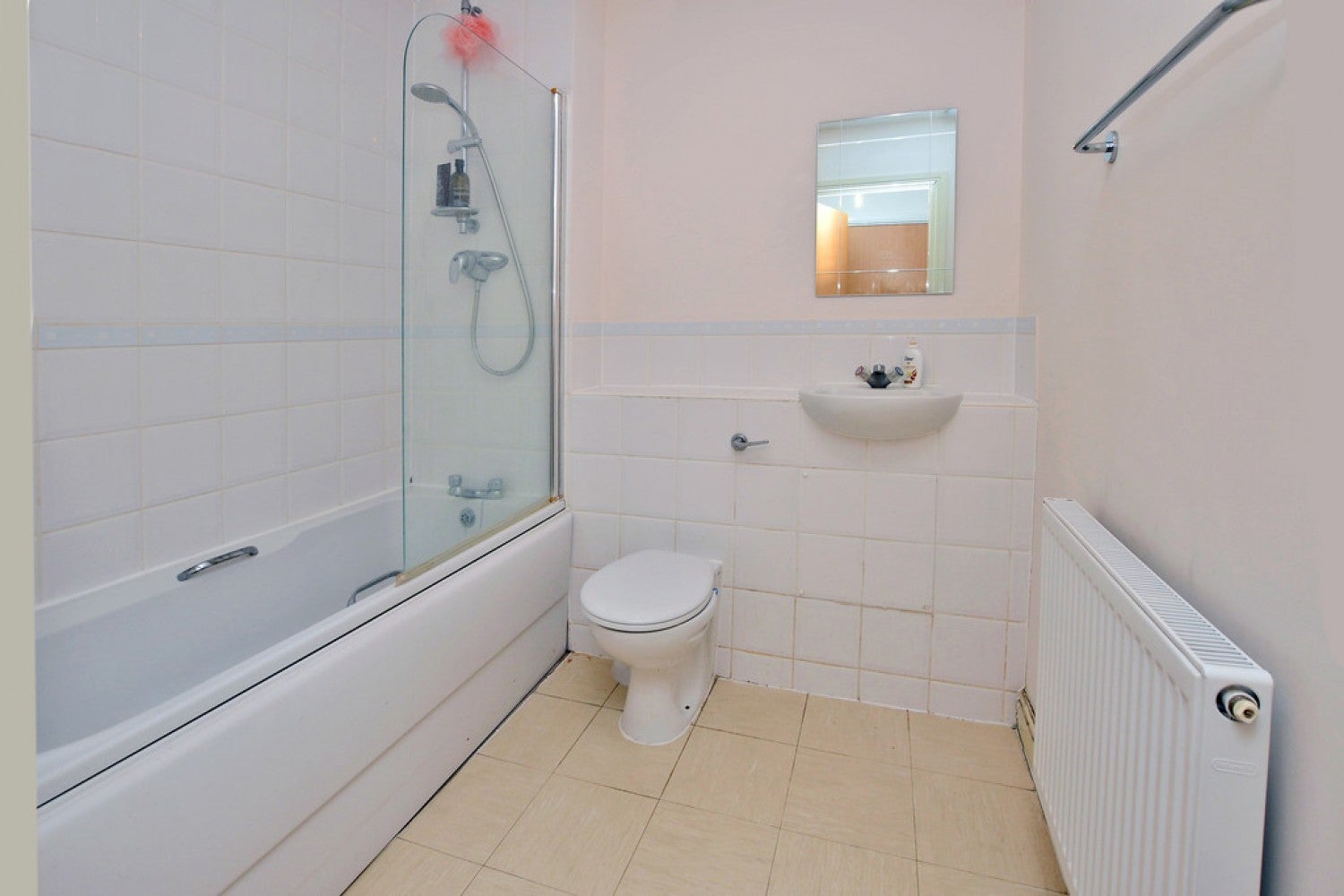 Flat Farnborough Road in Rushmoor
