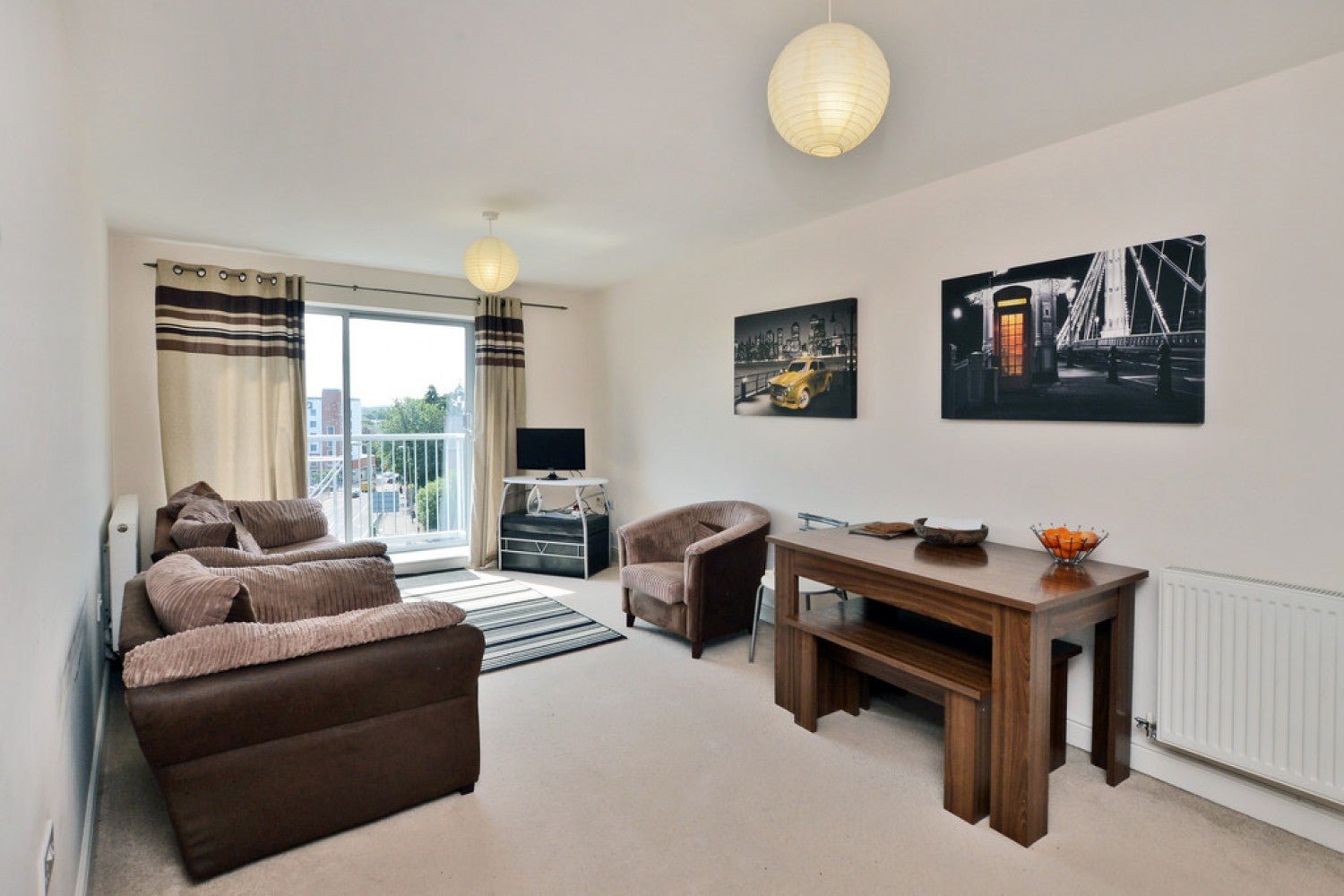 Flat Farnborough Road in Rushmoor