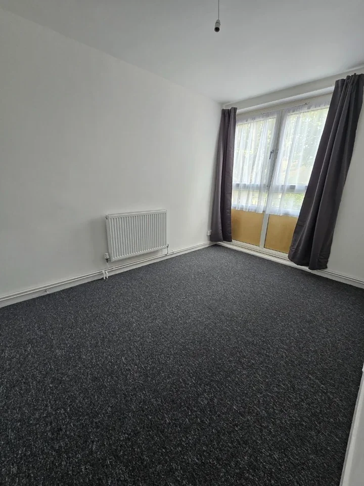 Flat Rounton Road in Greater London