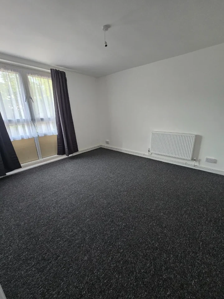 Flat Rounton Road in Greater London