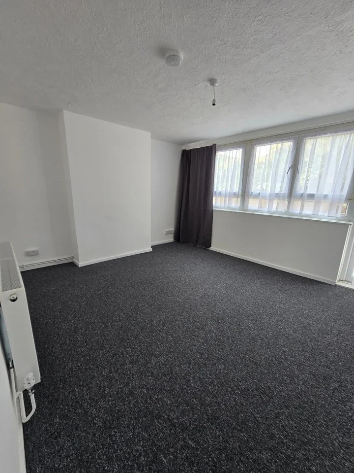 Flat Rounton Road in Greater London