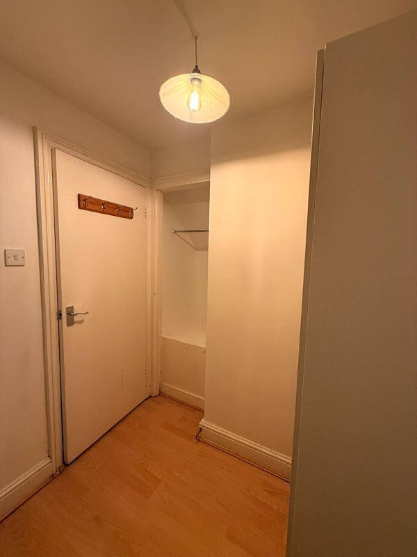 Room Garratt Lane in Greater London