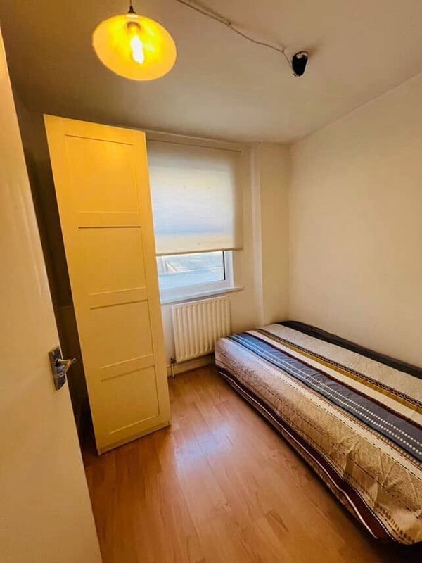 Room Garratt Lane in Greater London