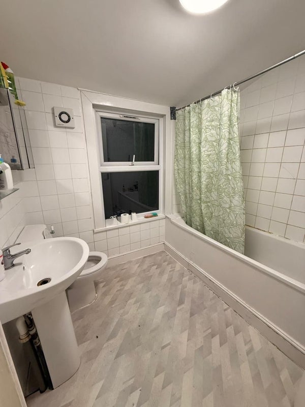 Room Garratt Lane in Greater London