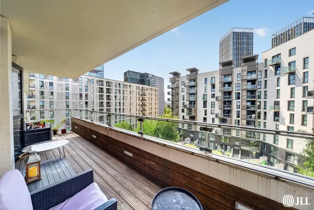Flat Mirabelle Gardens in Greater London