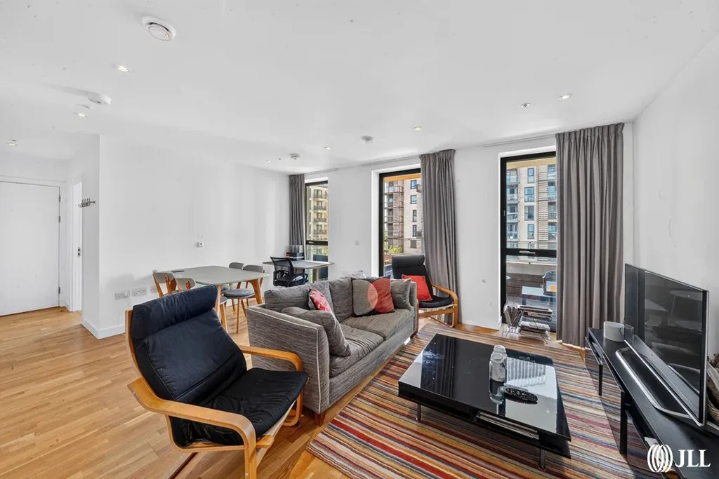 Flat Mirabelle Gardens in Greater London