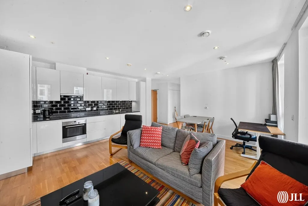 Flat Mirabelle Gardens in Greater London