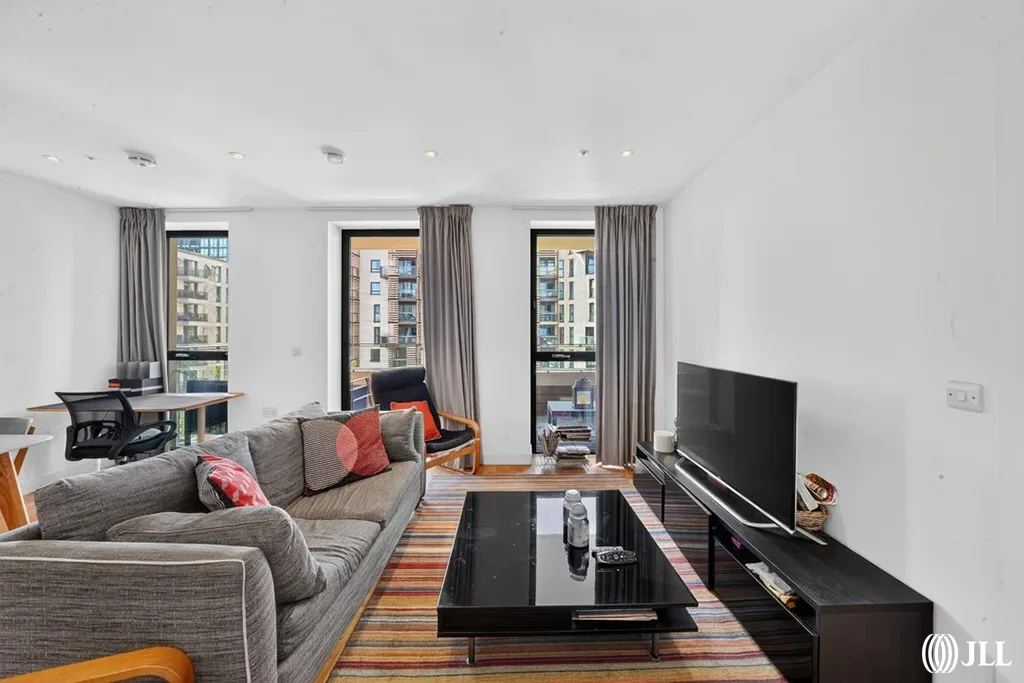Flat Mirabelle Gardens in Greater London