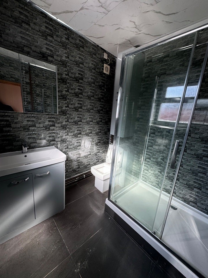 Room Woodall Road in Birmingham