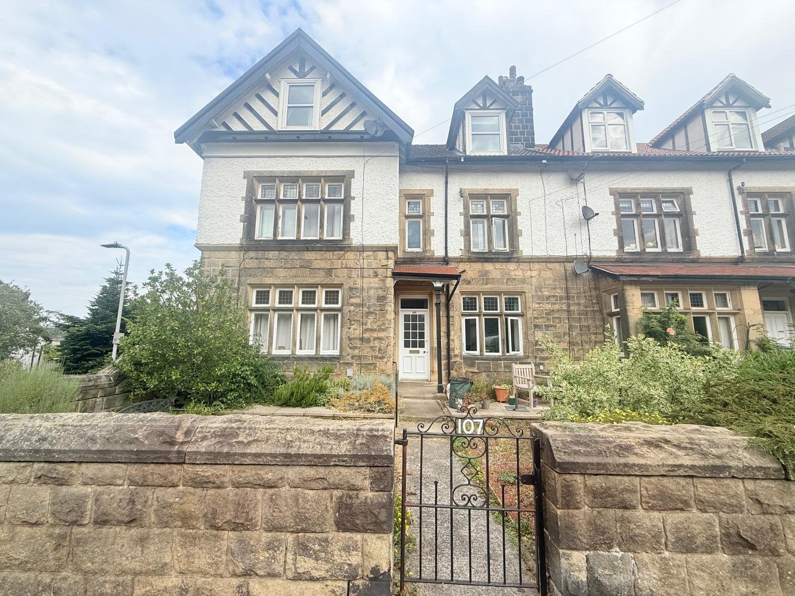 Flat Ben Rhydding Drive in Bradford