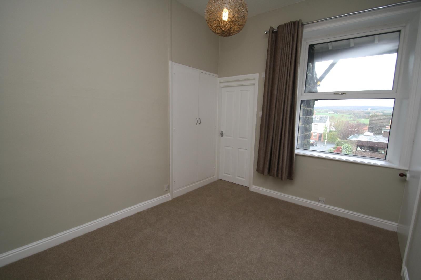 Flat Ben Rhydding Drive in Bradford
