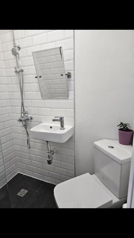 Room Hampstead Lane in Greater London