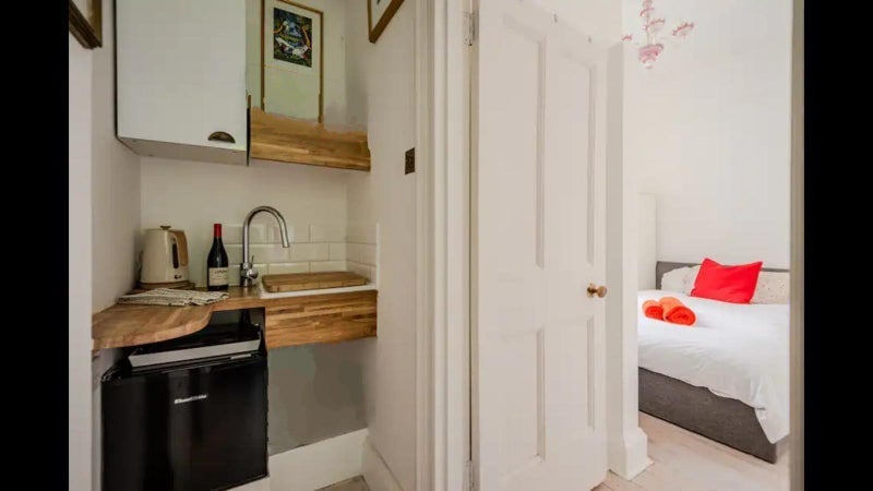 Room Hampstead Lane in Greater London
