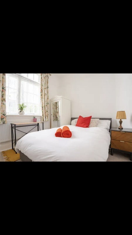 Room Hampstead Lane in Greater London
