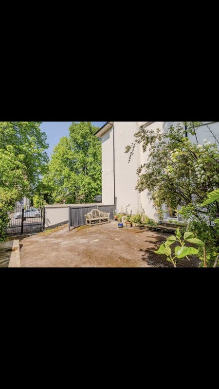 Room Hampstead Lane in Greater London