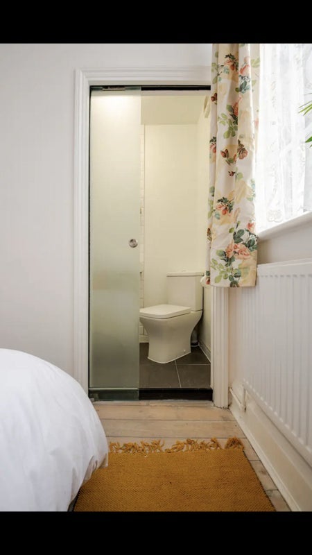 Room Hampstead Lane in Greater London