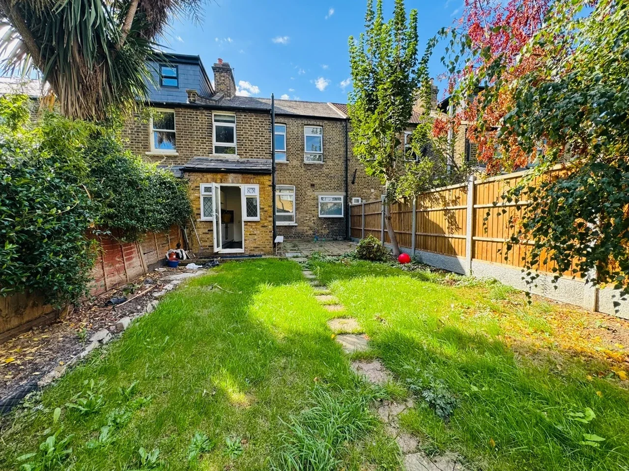 House Cumberland Road in Greater London