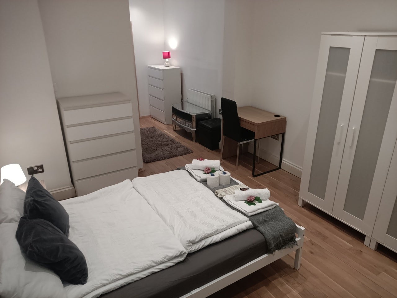Room Wadeville Avenue in Greater London
