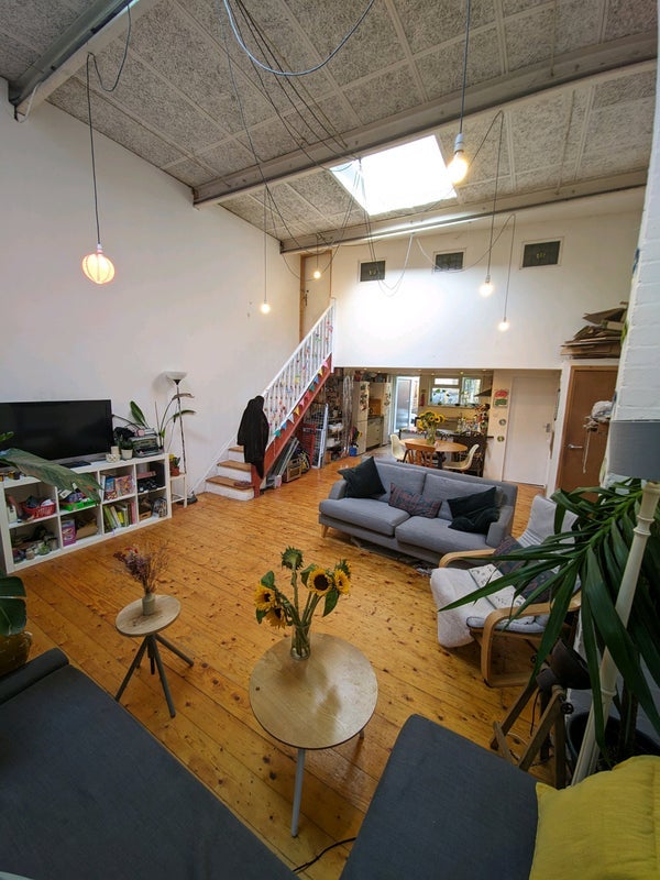 Room Ashfield Road in Greater London