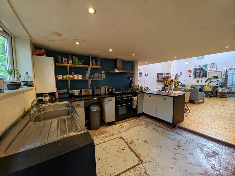 Room Ashfield Road in Greater London