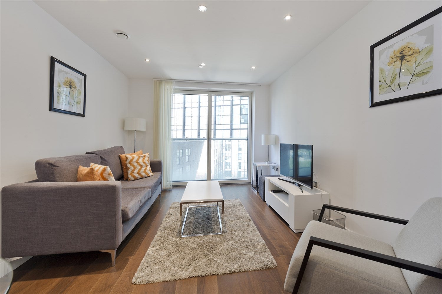Flat Lincoln Plaza in Greater London