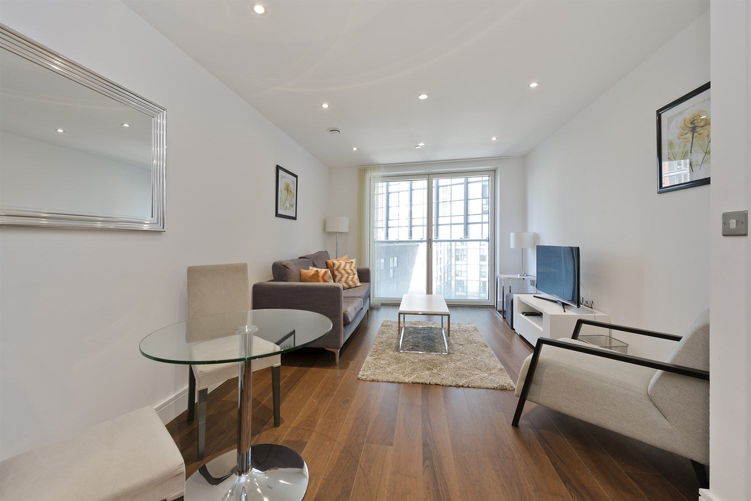 Flat Lincoln Plaza in Greater London