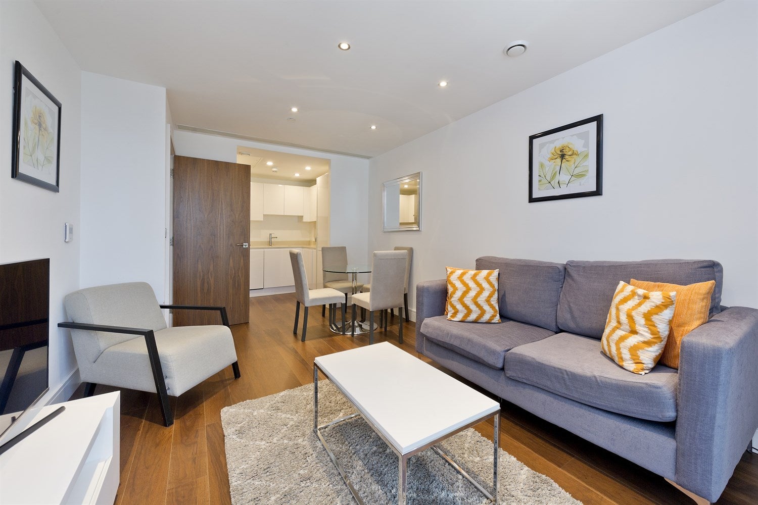 Flat Lincoln Plaza in Greater London