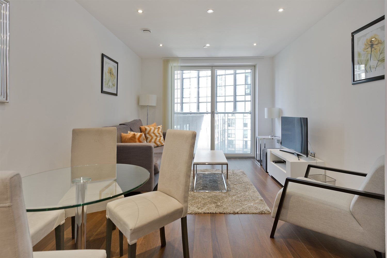 Flat Lincoln Plaza in Greater London