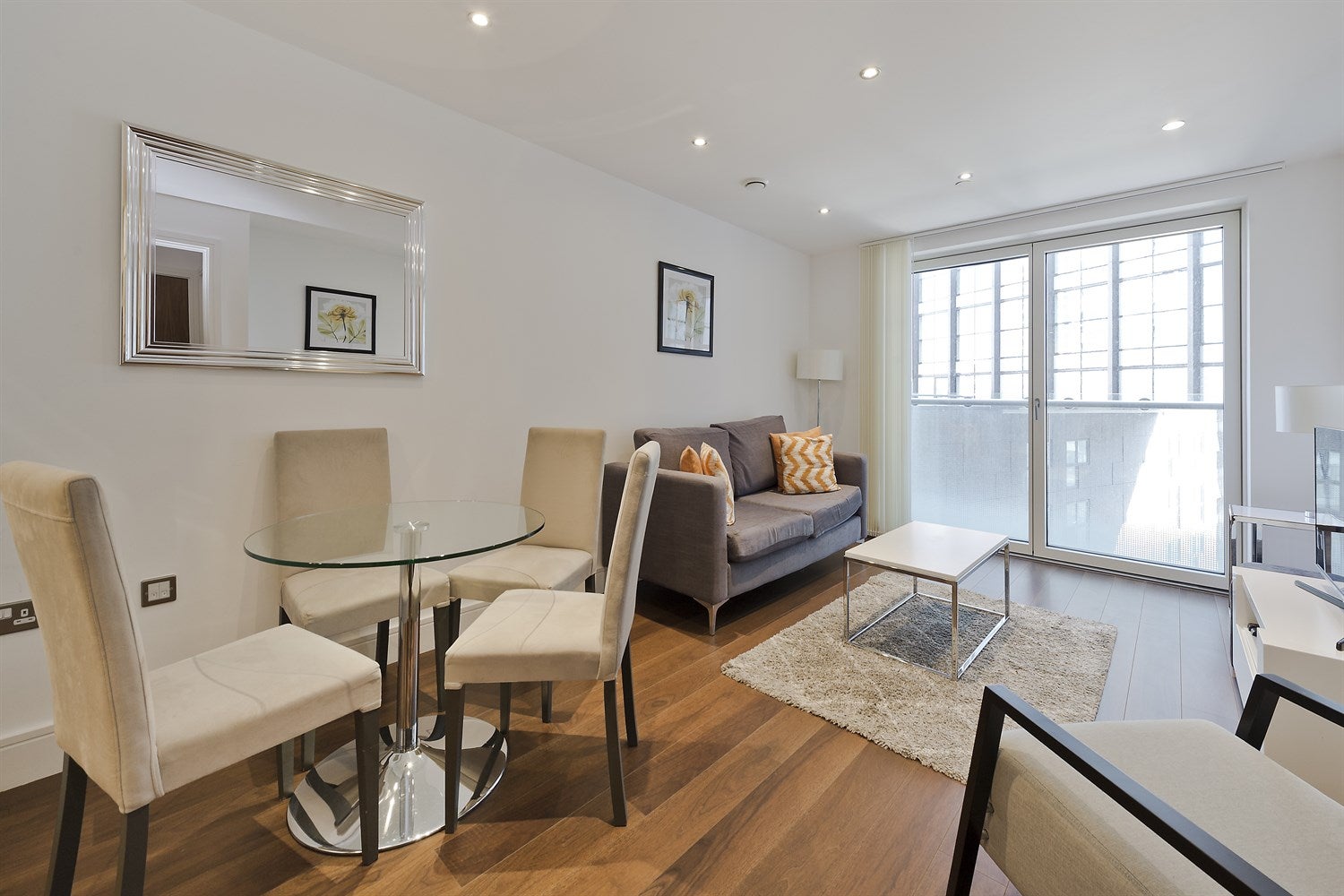 Flat Lincoln Plaza in Greater London