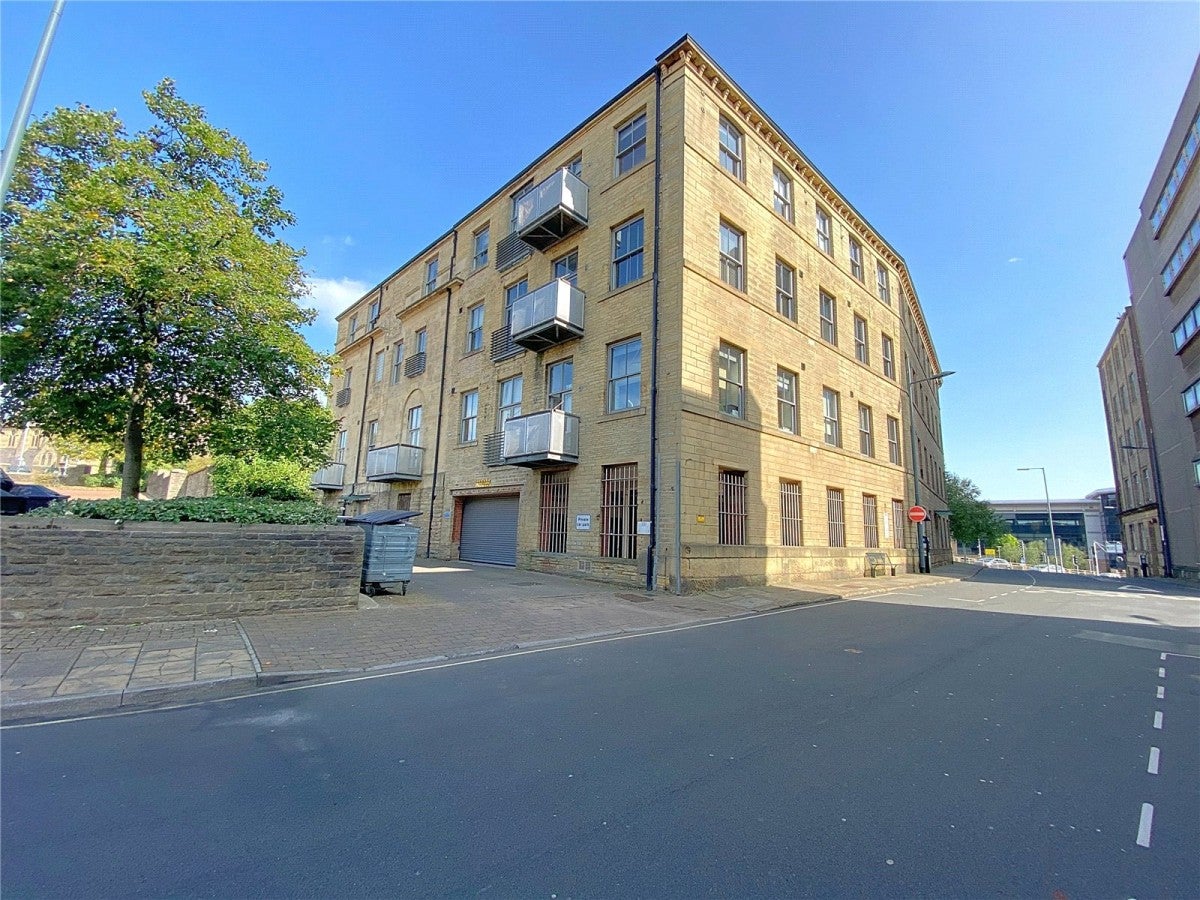 Flat Barkerend Road in Bradford