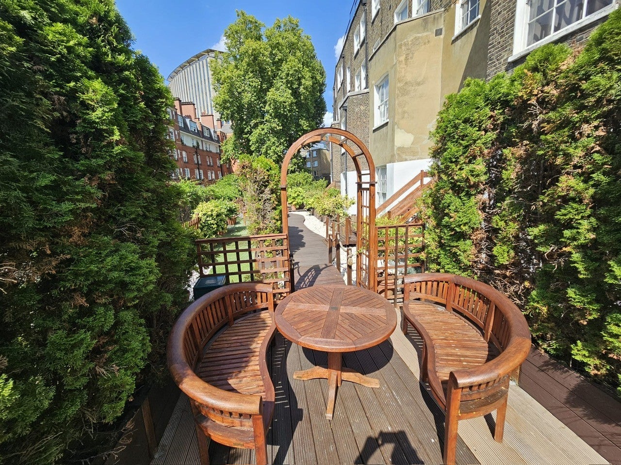 Flat Cartwright Gardens in Greater London