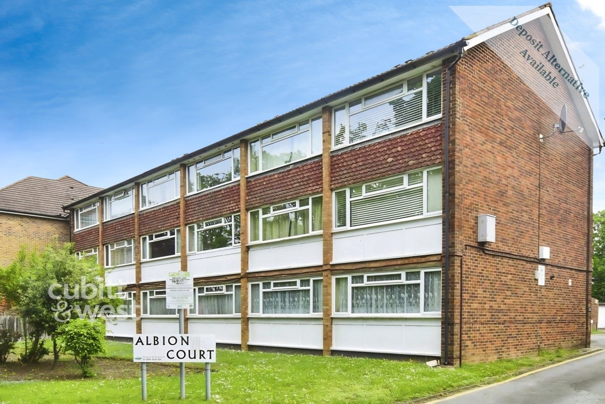 Flat Wheatcroft Court in Greater London