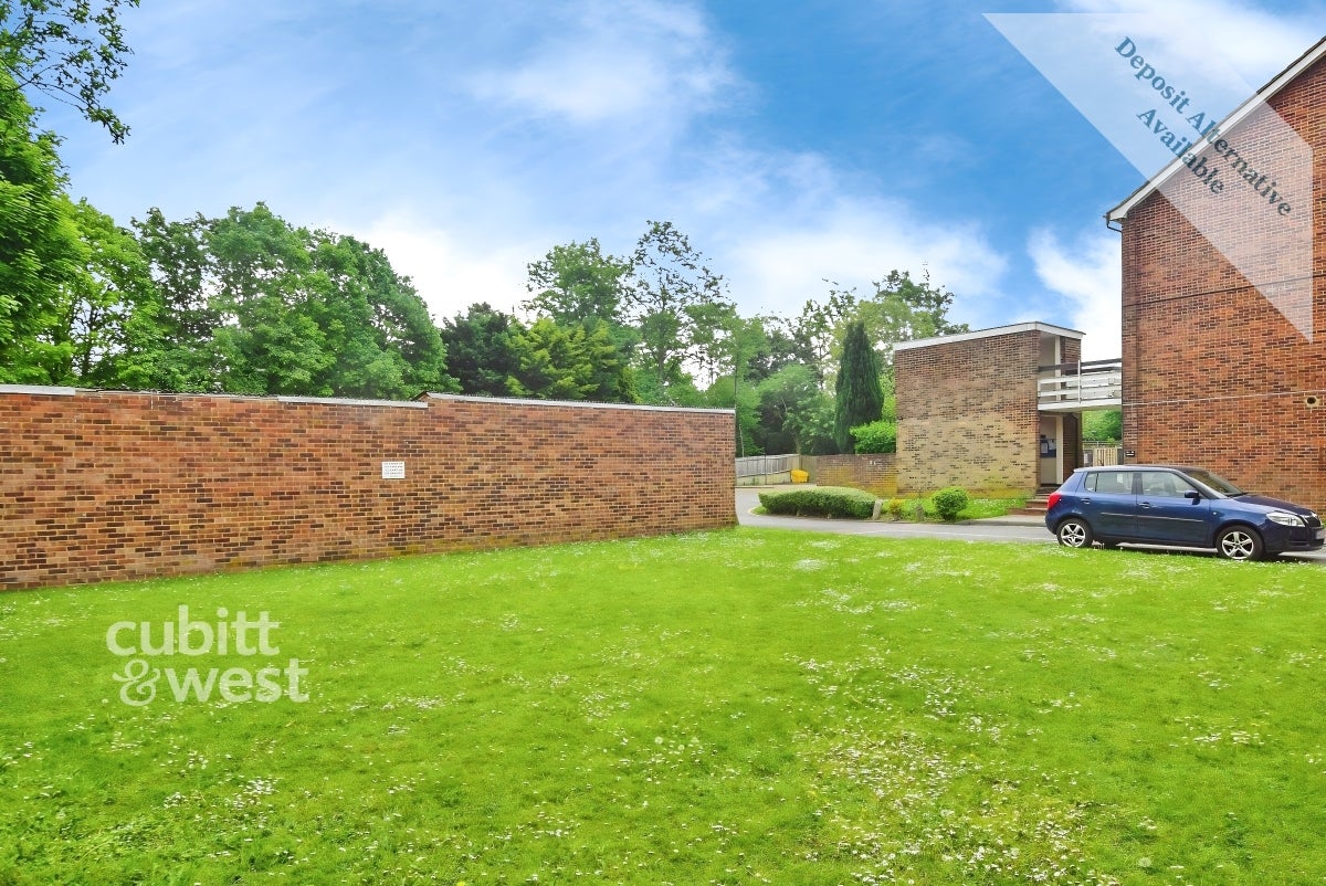 Flat Wheatcroft Court in Greater London
