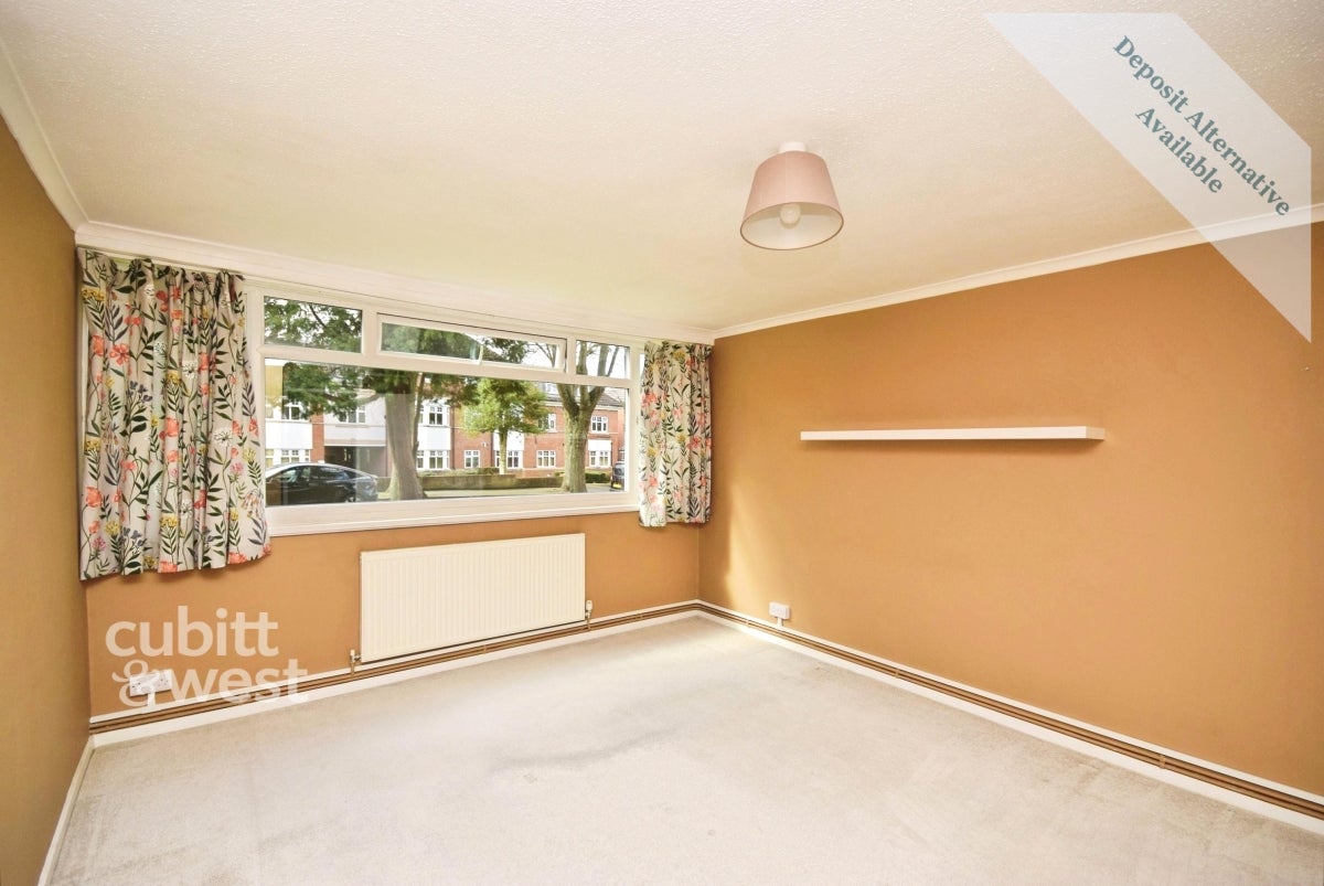 Flat Wheatcroft Court in Greater London