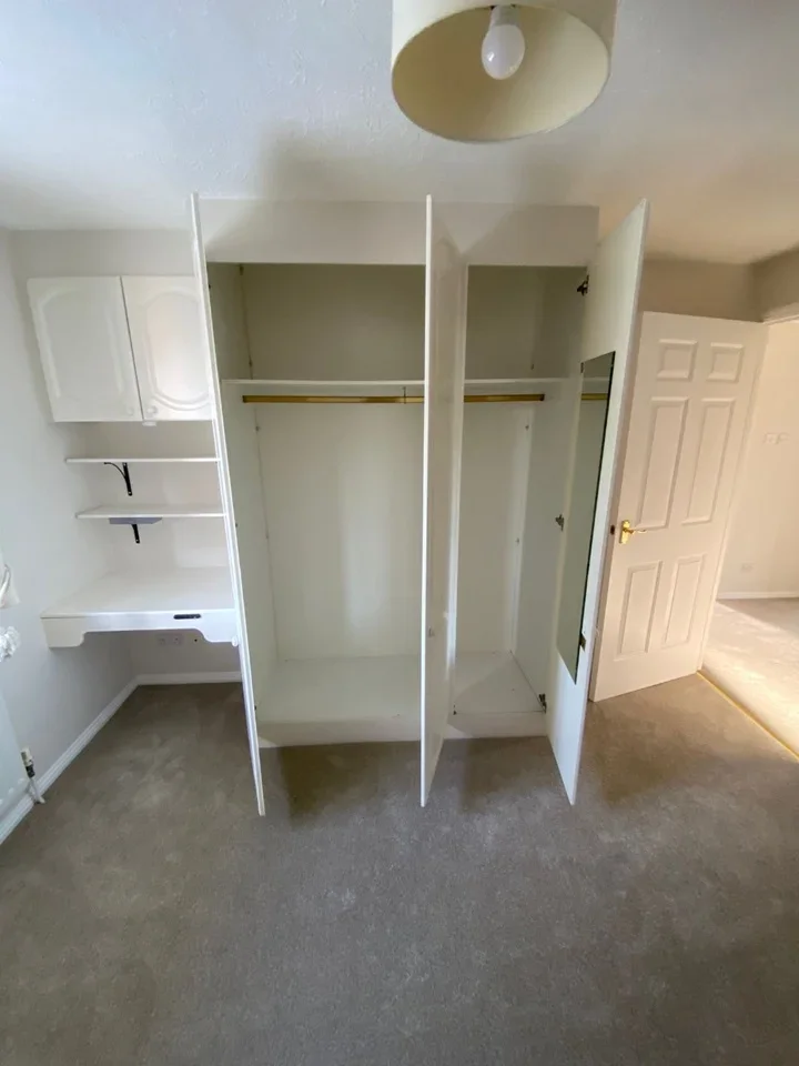 Flat Jemmett Close in Greater London
