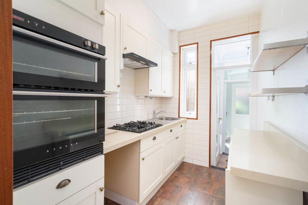 House Braemar Avenue in Greater London