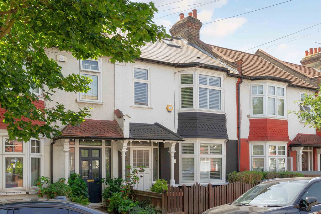 House Braemar Avenue in Greater London