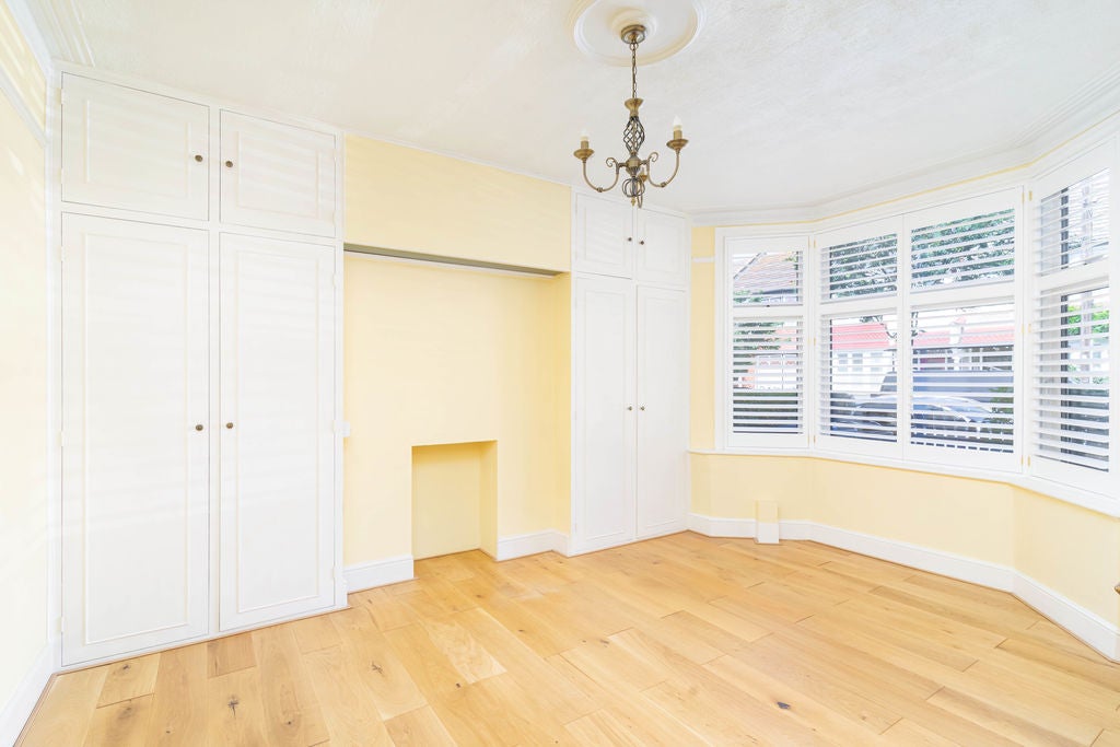 House Braemar Avenue in Greater London