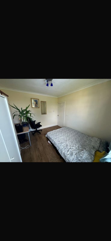 Room Tudor Road in Greater London