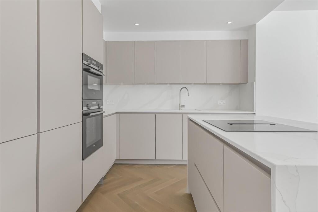 Flat Beechcroft Avenue in Greater London