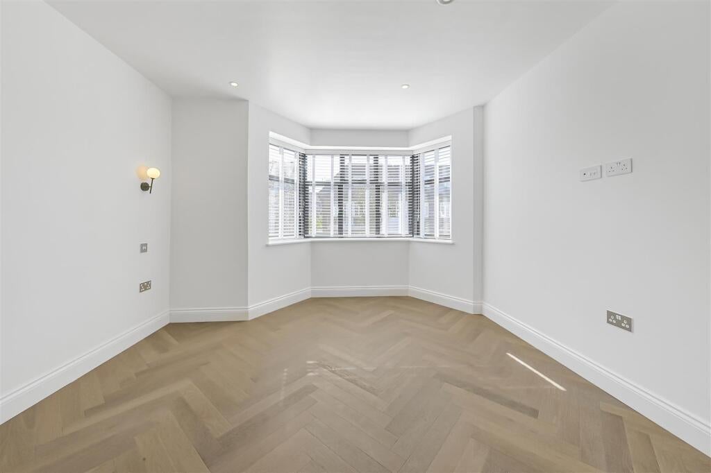 Flat Beechcroft Avenue in Greater London