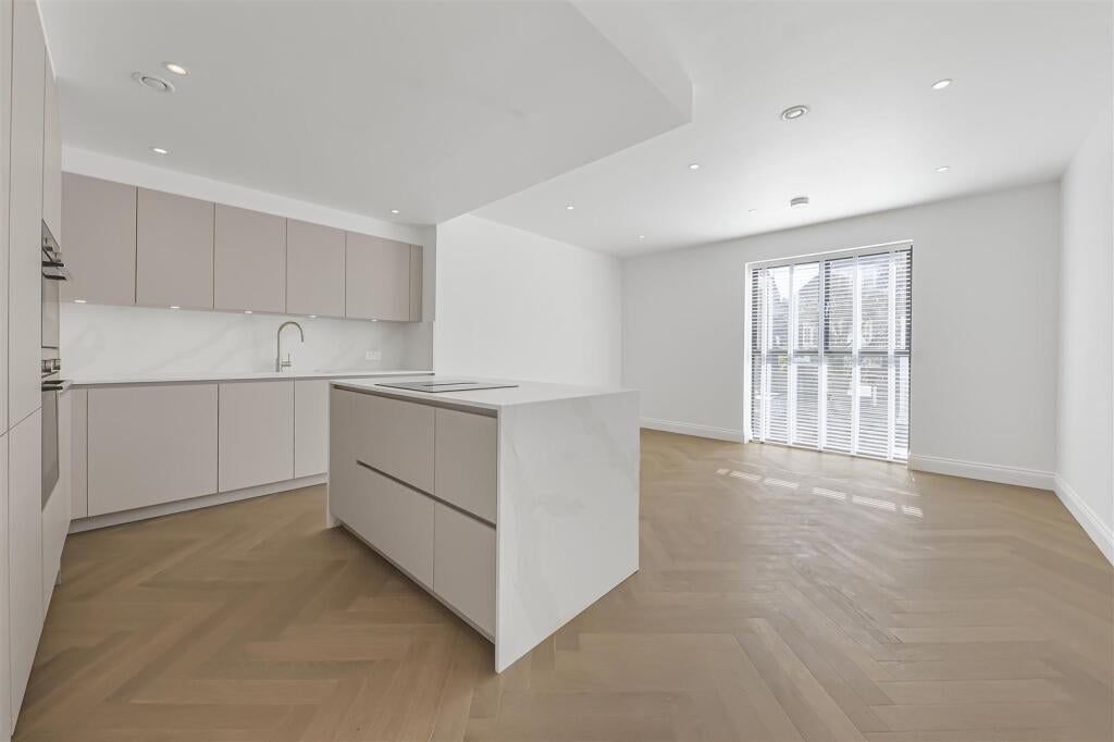 Flat Beechcroft Avenue in Greater London