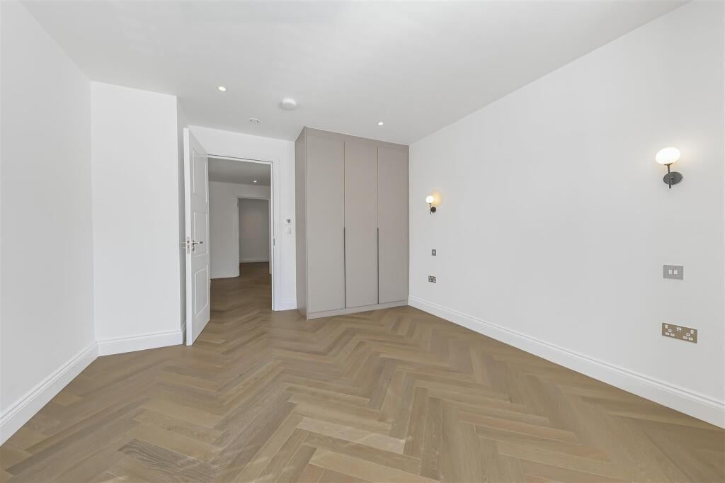 Flat Beechcroft Avenue in Greater London