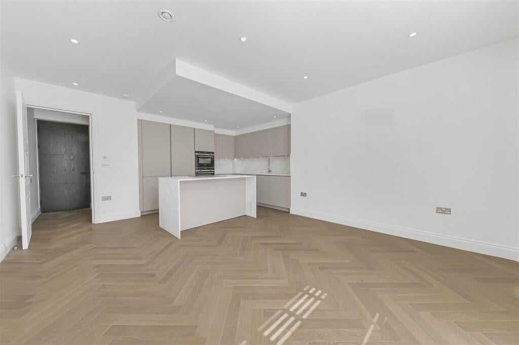 Flat Beechcroft Avenue in Greater London